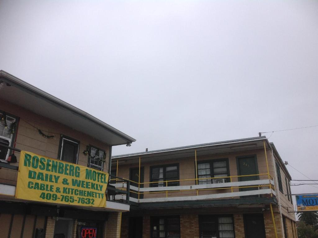 un edificio con un cartel en el costado en Rosenberg Motel, en Galveston
