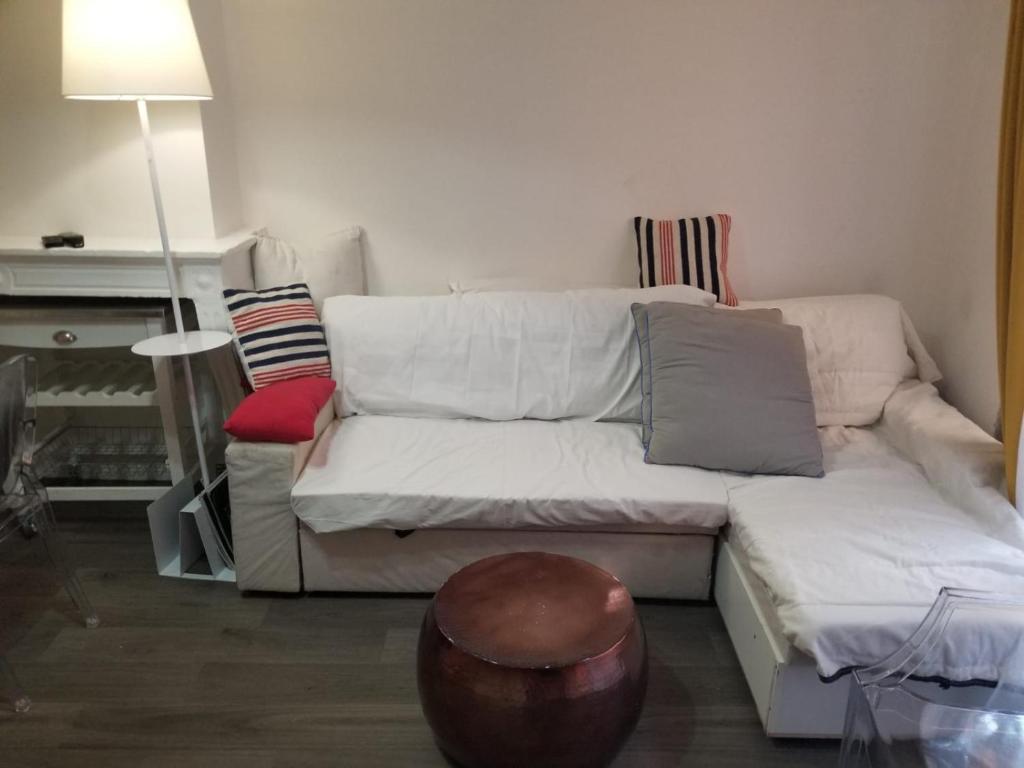uma sala de estar com um sofá branco e uma mesa em La Traboule Vieux Lyon em Lyon