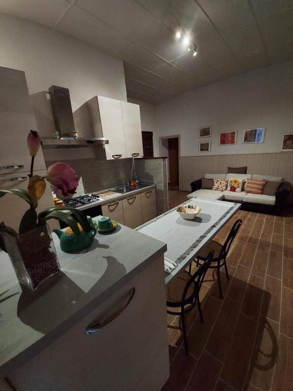 a kitchen and living room with a table and a couch at Appartamento Alba Gradoli in Gradoli