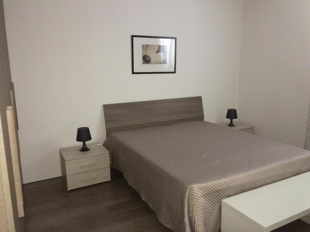 カッシビレにあるCasa Alessandraのベッドルーム1室(ベッド1台、ナイトスタンド2台付)