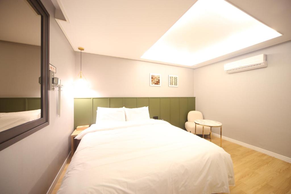 The Stone Bridge Hotel Sasang - Deluxe King Room