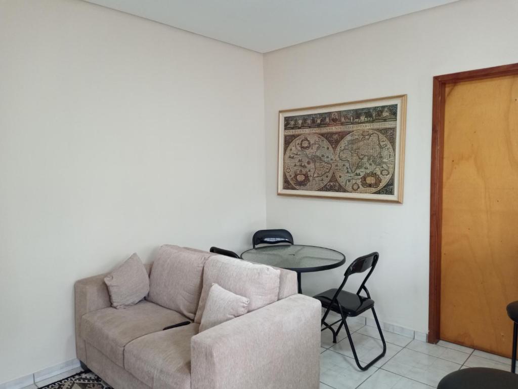 een woonkamer met een bank en een glazen tafel bij Residencial Joed 4 in Dourados