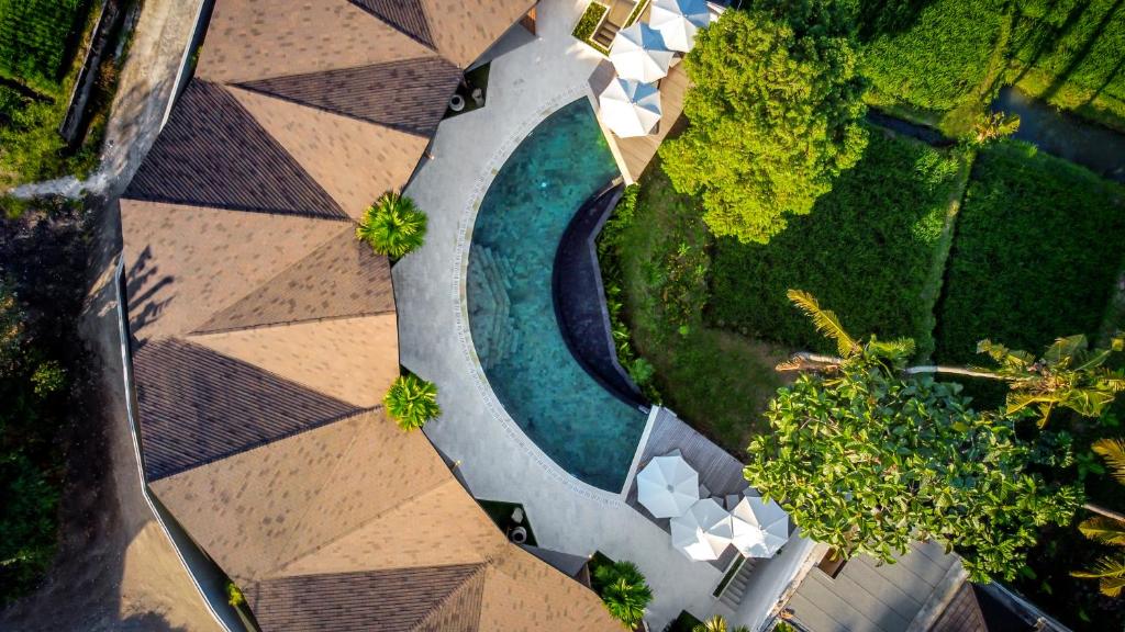 een uitzicht over het zwembad in de tuin bij Villa Mulia by BaliSuperHost in Ubud