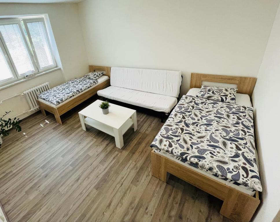 Säng eller sängar i ett rum på ZAROHEM 2 bedrooms APARTMENT in center with balcony