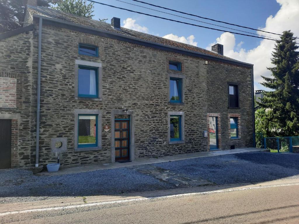 瑟穆瓦河畔夫雷斯的住宿－Cozy Holiday Home in Vresse-sur-Semois with Private Pool，街道上一扇石头建筑,有一扇门