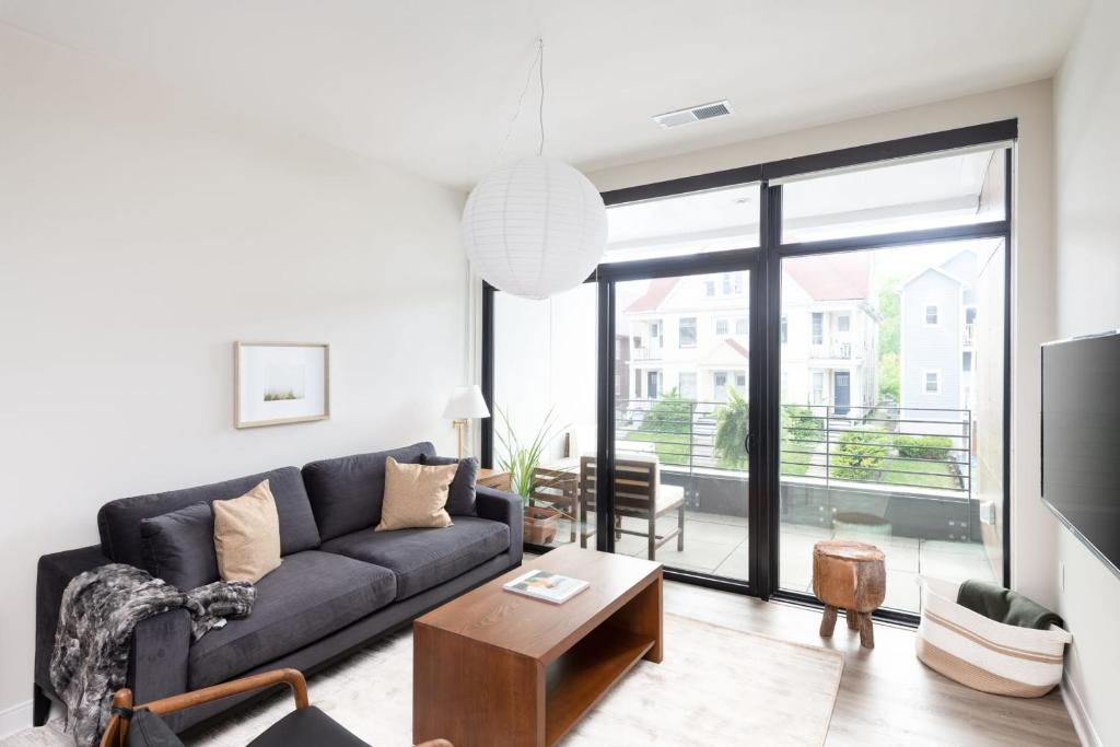 Zona de estar de Flexhome Brady District 1BR Apt E1 - READ INFO