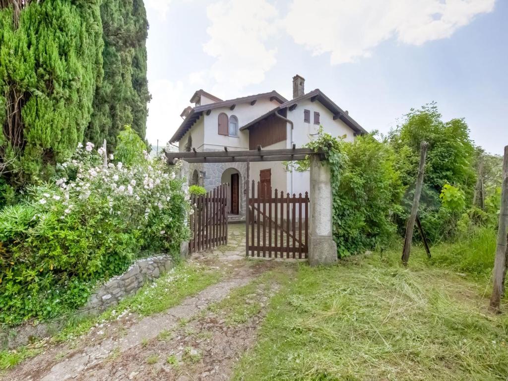 una vista exterior de una casa con una puerta en Belvilla by OYO Villa Cerignano, en Fivizzano