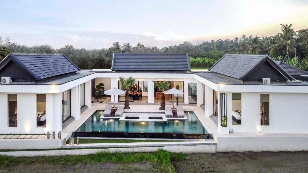 ein Bild eines Hauses mit Pool in der Unterkunft Villa Lina by BaliSuperHost in Ubud