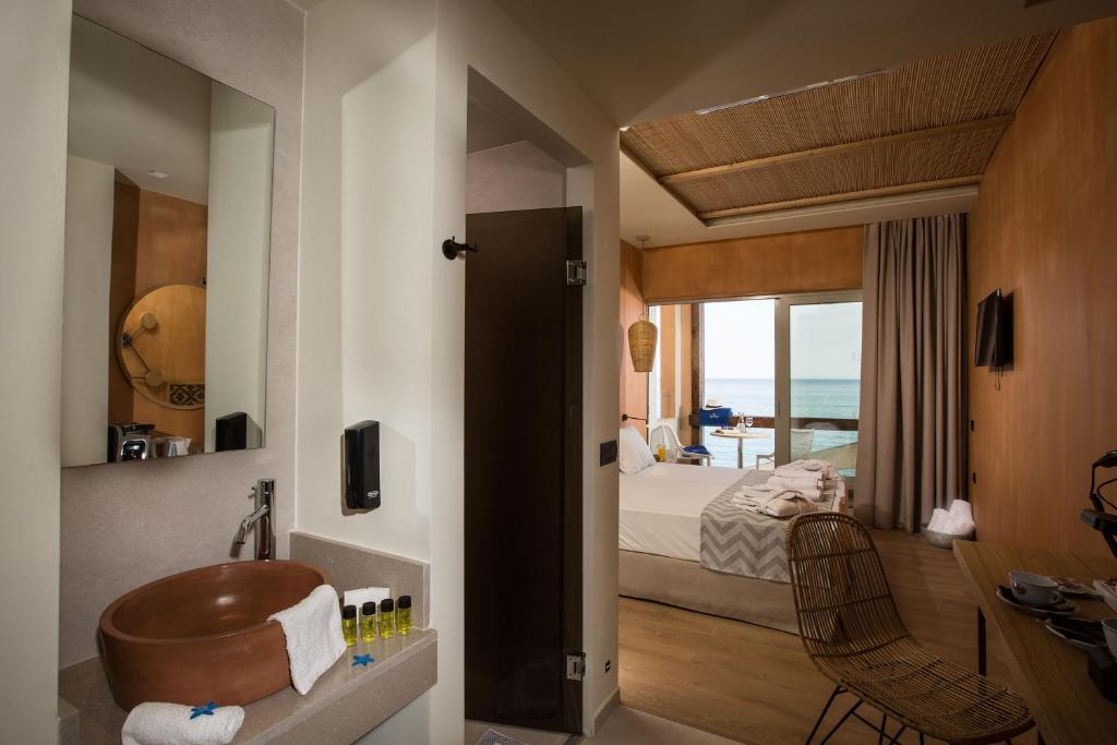 Postel nebo postele na pokoji v ubytování Palmera Beach Hotel & Spa - Adults Only