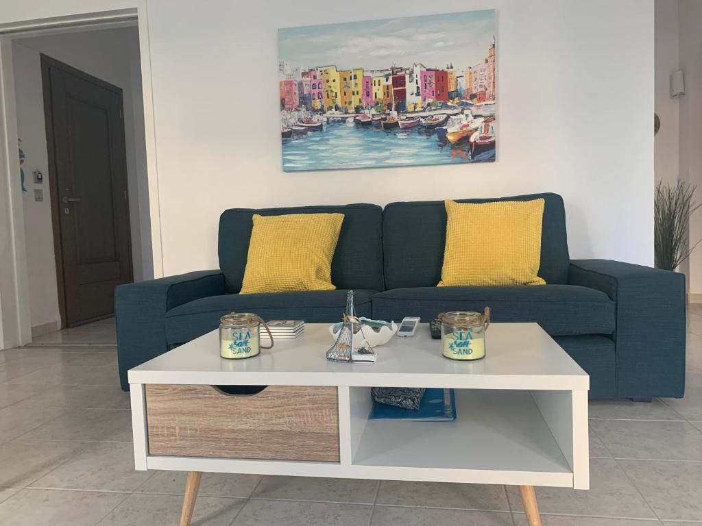 een woonkamer met een blauwe bank en een salontafel bij Popi's Place in Rhodos-stad