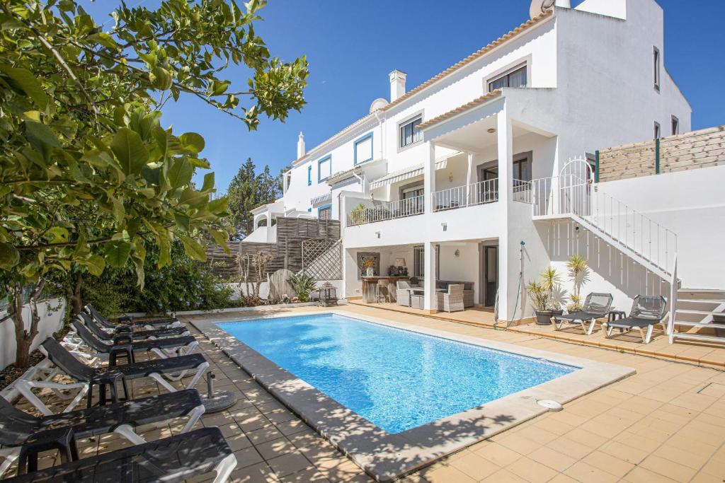 una imagen de una villa con piscina en Villa Casa Rosina, en Ferragudo