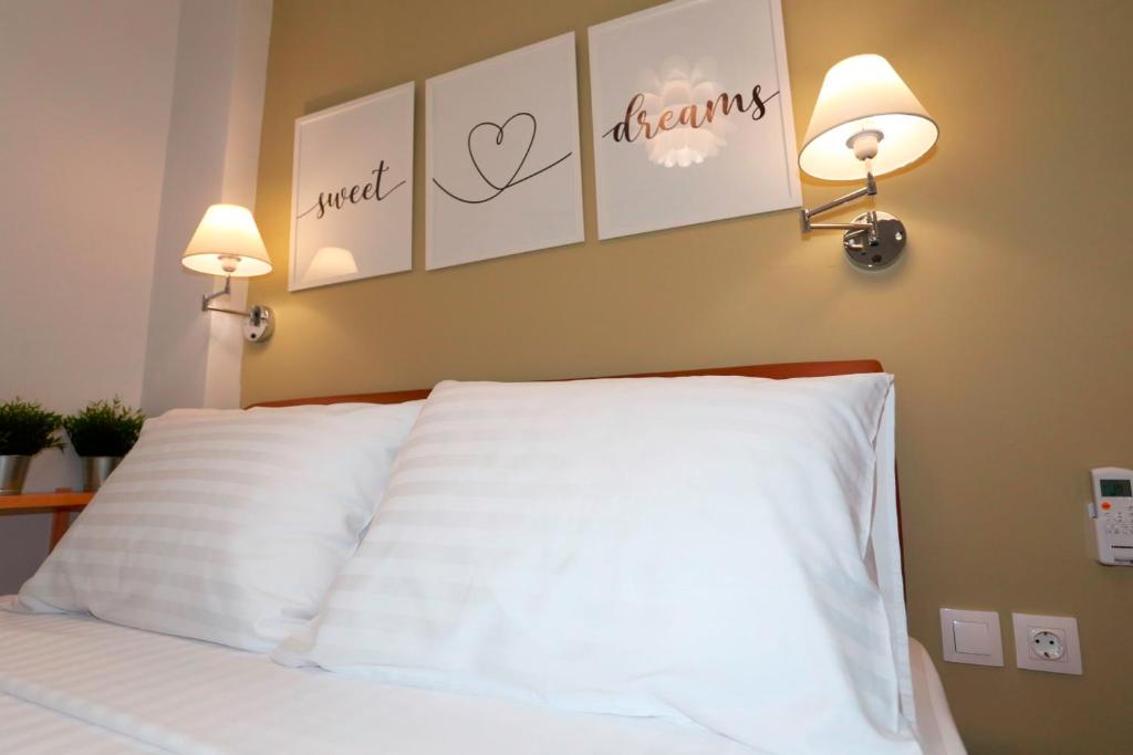 Postel nebo postele na pokoji v ubytování Bianca Suites
