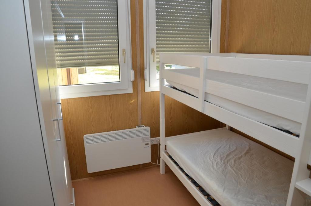 Postel nebo postele na pokoji v ubytování Počitniške hiške Murania