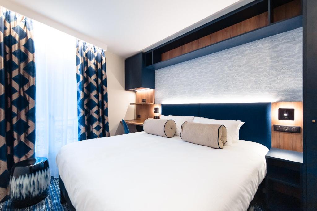 Postel nebo postele na pokoji v ubytování Hotel Bleu de Grenelle - Tour Eiffel