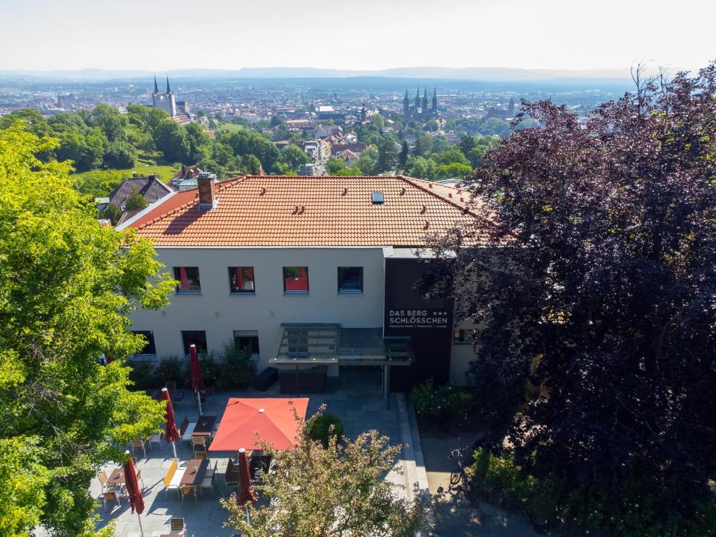 einen Blick über ein Gebäude mit Dach in der Unterkunft Das Bergschlösschen in Bamberg