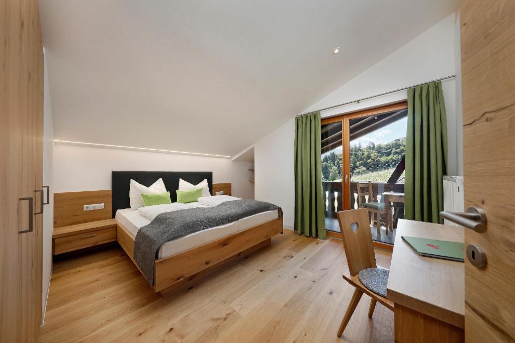 una camera con un letto e una grande finestra di Moserhof a Marlengo