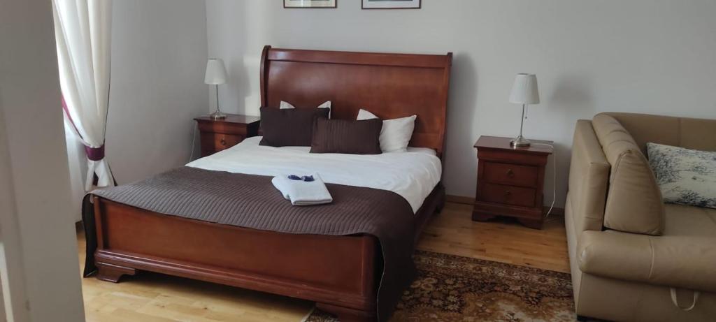 um quarto com uma cama grande e um sofá em Apartment Świetego Tomasza em Cracóvia