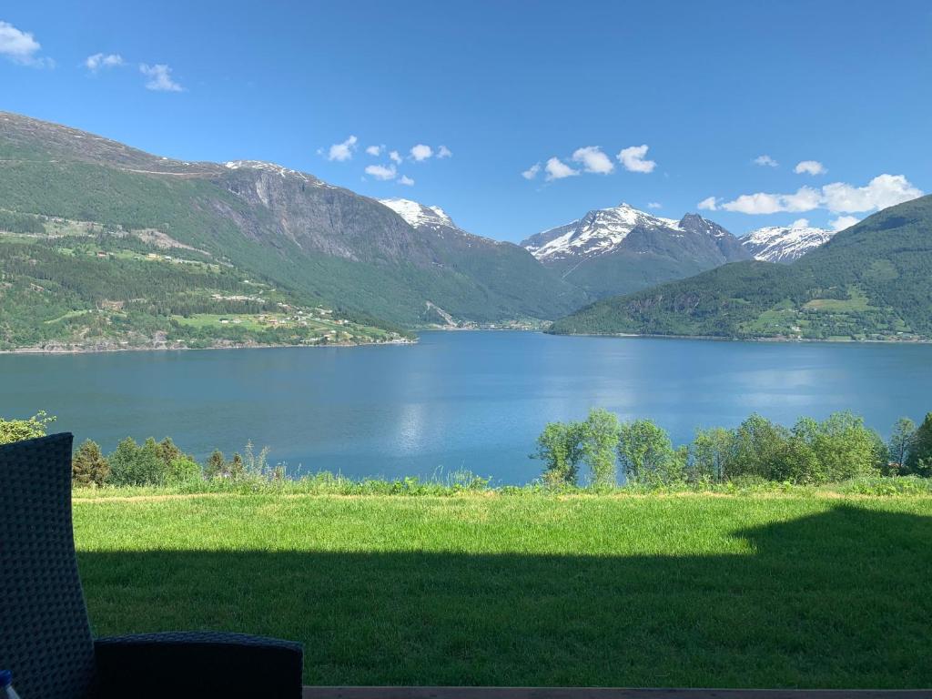 uitzicht op een meer met bergen op de achtergrond bij Olden Studioapartment in Olden