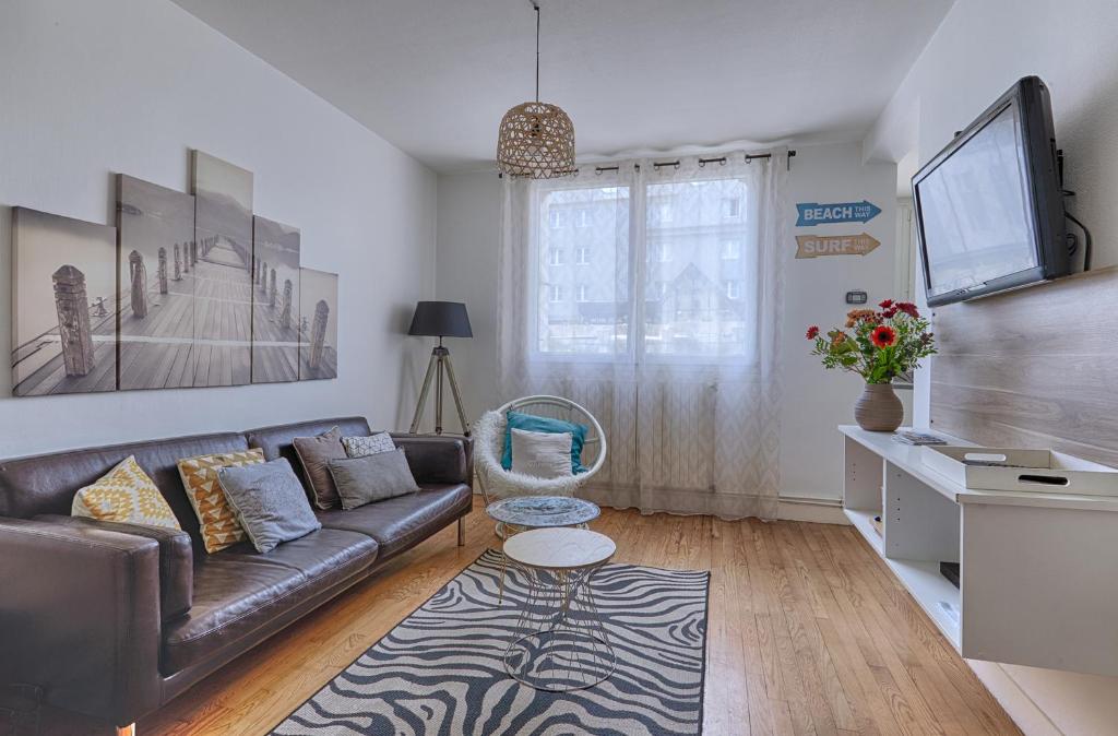 ヴァンヌにあるCENTRE Appt 2 Chambres, Linge, Parking, Wifiのソファとテレビのあるリビングルーム