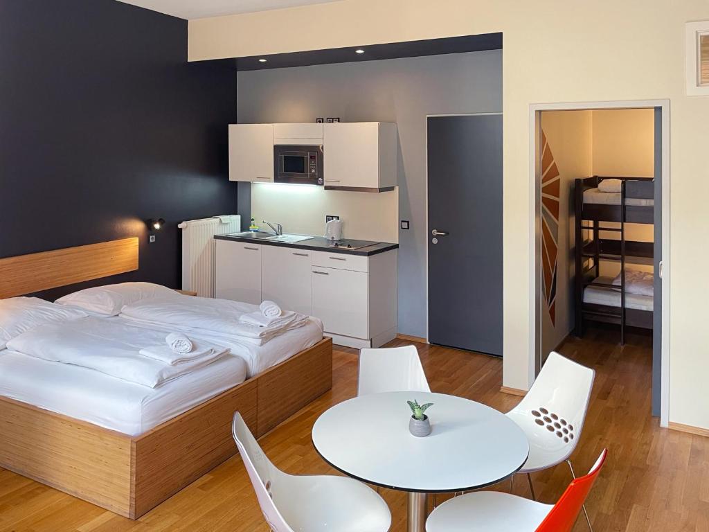 Kuchyň nebo kuchyňský kout v ubytování Five Elements Hostel Leipzig