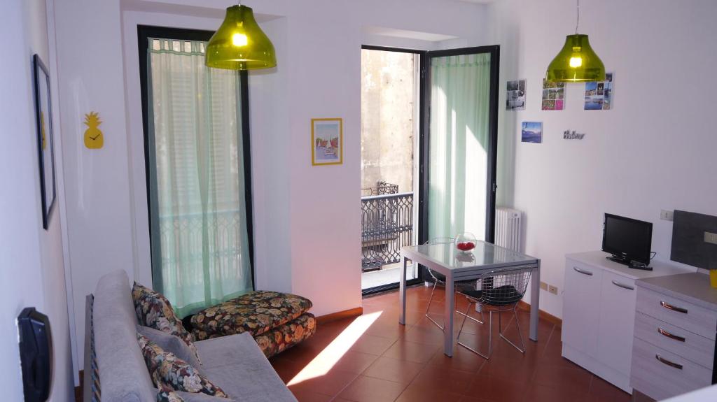 Televízia a/alebo spoločenská miestnosť v ubytovaní Le 5 vie, lago Maggiore