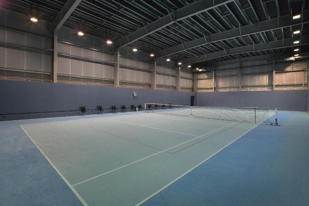 Instalaciones para jugar a tenis o squash en Omnia Hotel Relax & Wellness o alrededores