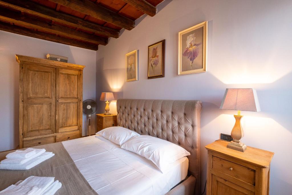 ヴェローナにあるCasa Perottiのベッドルーム1室(ベッド1台、ランプ付きテーブル付)