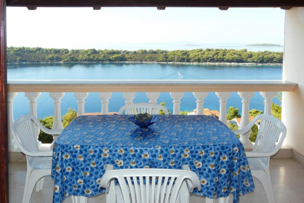 stół na balkonie z widokiem na wodę w obiekcie A2 - apt near beach with terrace and the sea view w mieście Blato