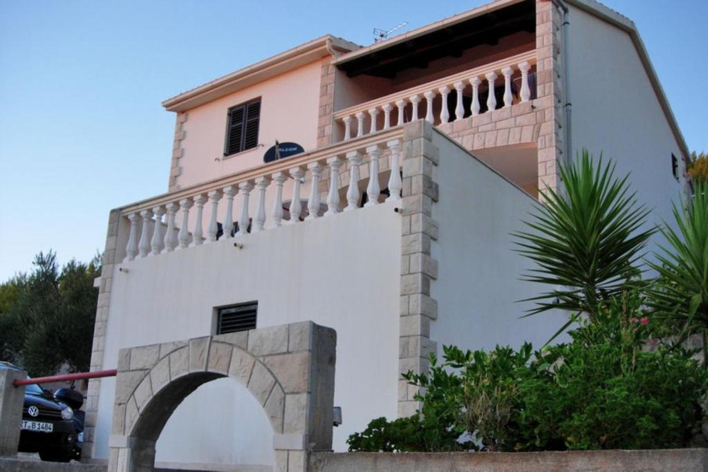 Photo de la galerie de l'établissement A2 - apt near beach with terrace and the sea view, à Blato