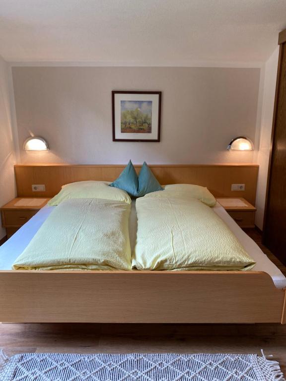 Postel nebo postele na pokoji v ubytování Aparts Handle und Haus Bergblick