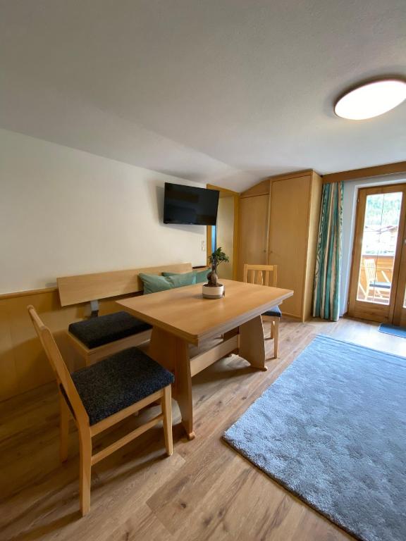 TV a/nebo společenská místnost v ubytování Aparts Handle und Haus Bergblick