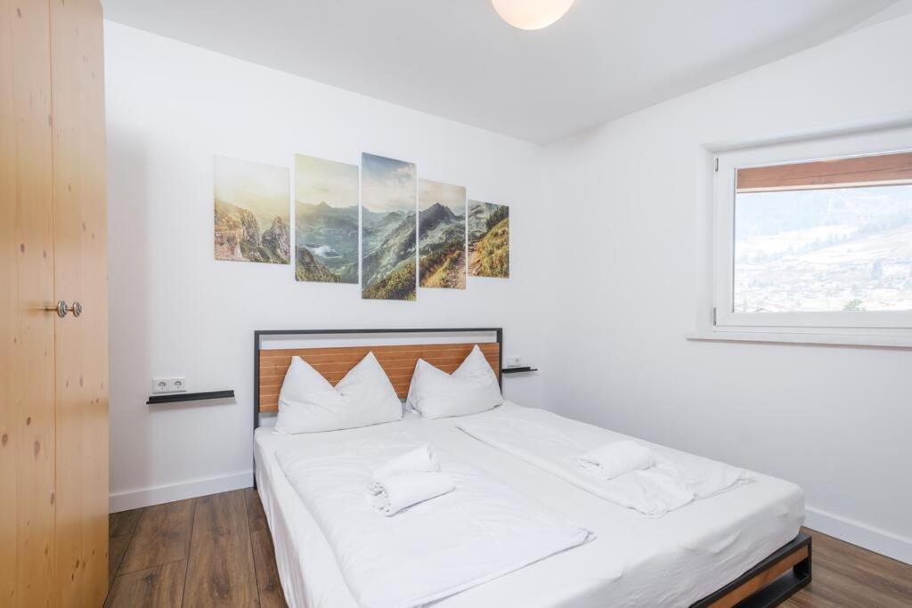 A bed or beds in a room at Alpen Apartment + Sauna und Netflix