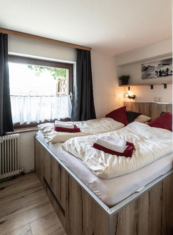 A bed or beds in a room at Landhaus Kitzblick