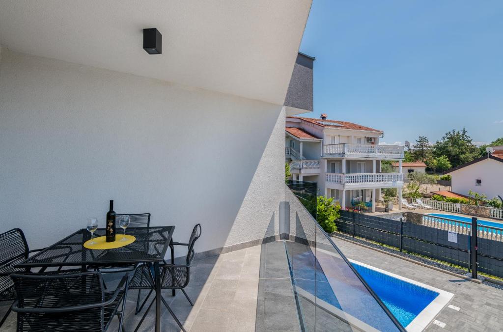 Basen w obiekcie Apartments Villa "Aurea" with pool lub w pobliżu