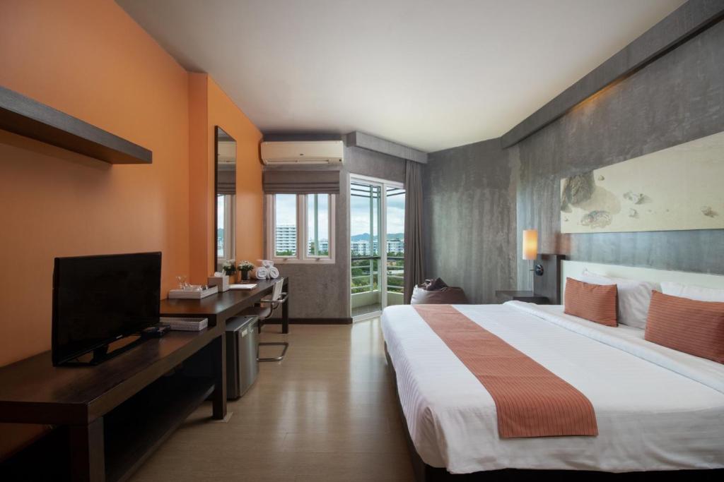 Postel nebo postele na pokoji v ubytování Silathip Huahin Serviced Apartment & Hotel