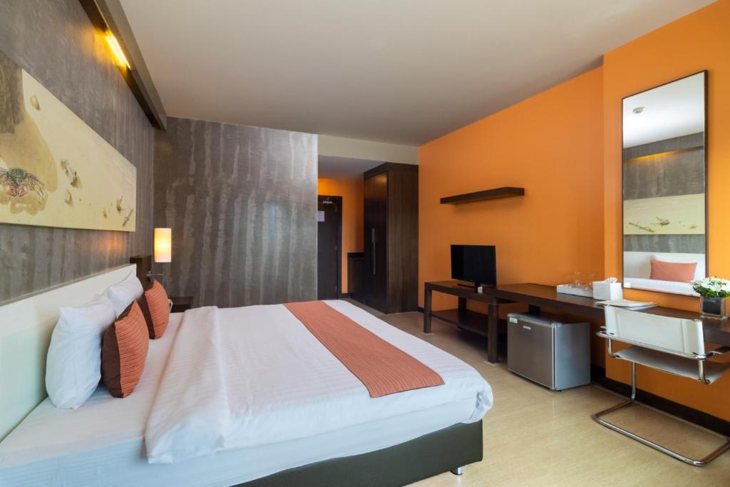 Postel nebo postele na pokoji v ubytování Silathip Huahin Serviced Apartment & Hotel
