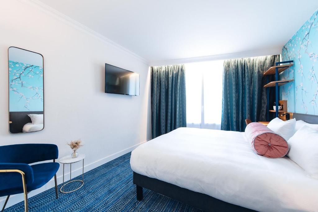 Postel nebo postele na pokoji v ubytování Hotel Bleu de Grenelle - Tour Eiffel