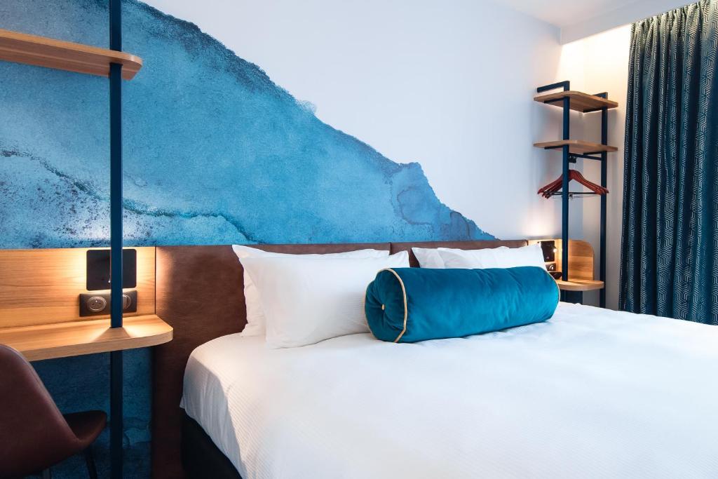 Postel nebo postele na pokoji v ubytování Hotel Bleu de Grenelle - Tour Eiffel