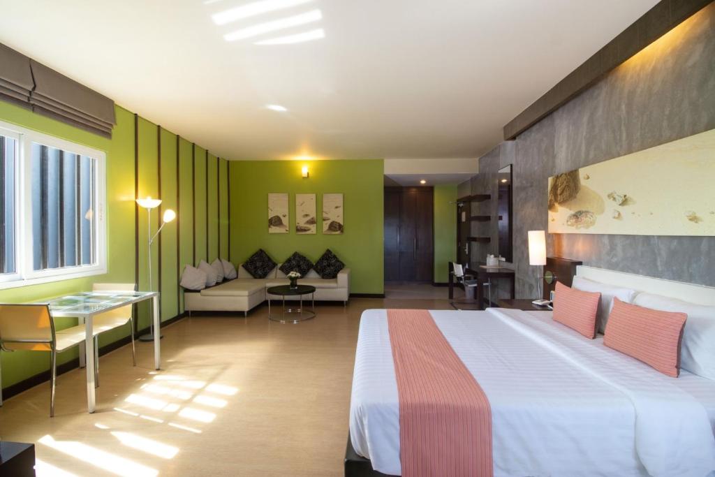 Postel nebo postele na pokoji v ubytování Silathip Huahin Serviced Apartment & Hotel