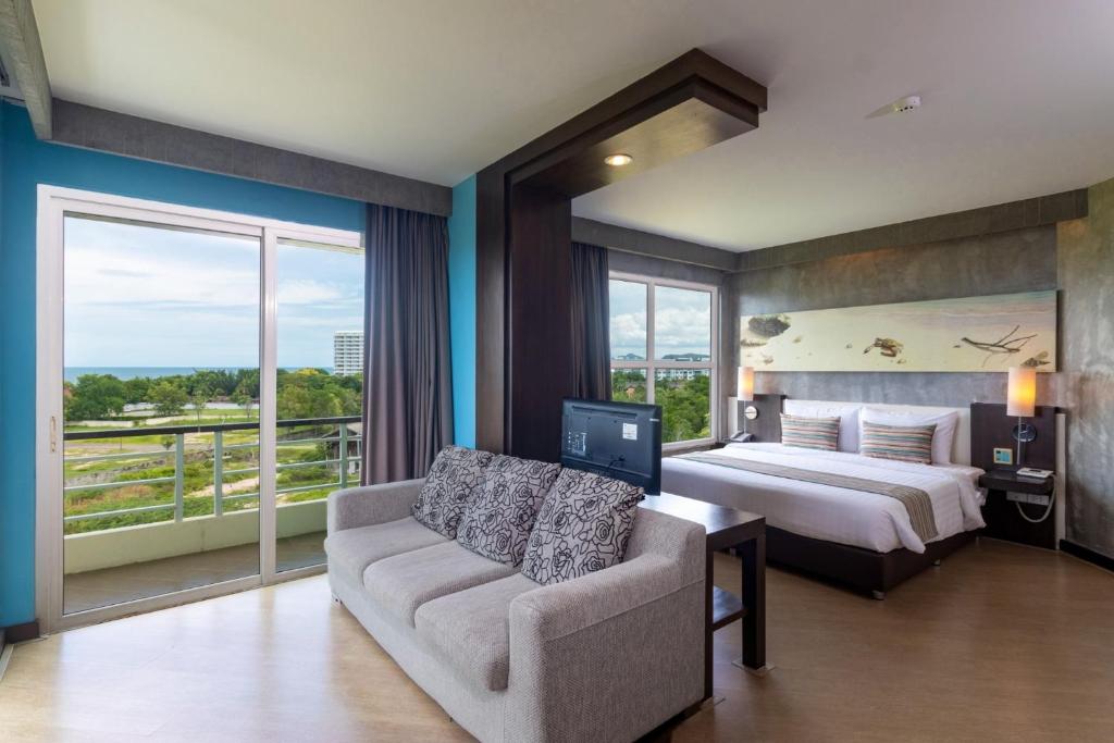 Postel nebo postele na pokoji v ubytování Silathip Huahin Serviced Apartment & Hotel