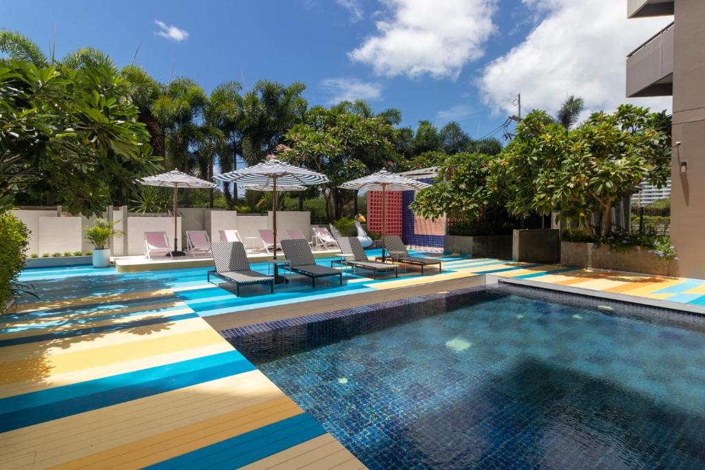 Bazén v ubytování Silathip Huahin Serviced Apartment & Hotel nebo v jeho okolí