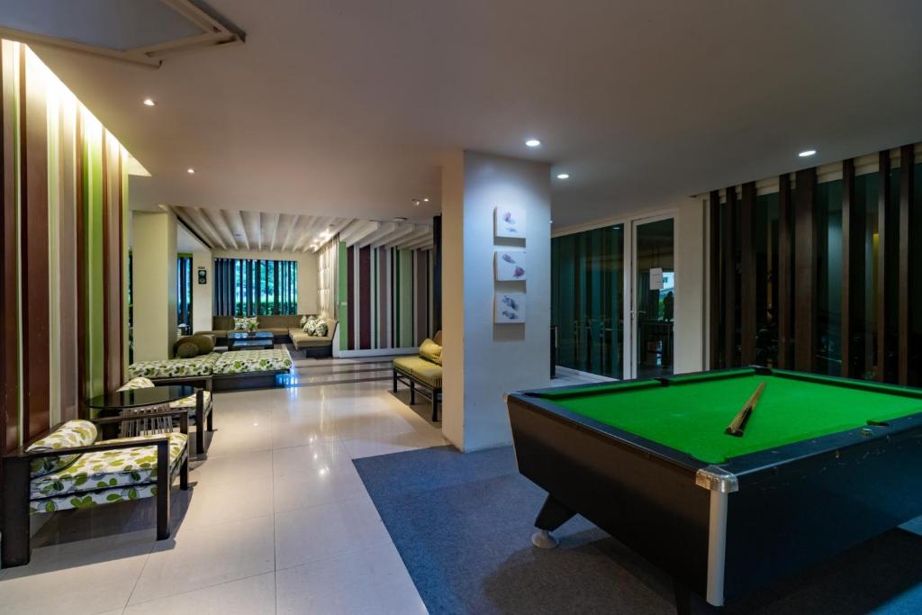 Biliár nebo kulečník v ubytování Silathip Huahin Serviced Apartment & Hotel