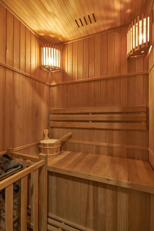 a sauna with a tub and a sink in it at Centre ville à pied Appt avec SAUNA, Linge, Wifi, Stationnement Gratuit in Vannes