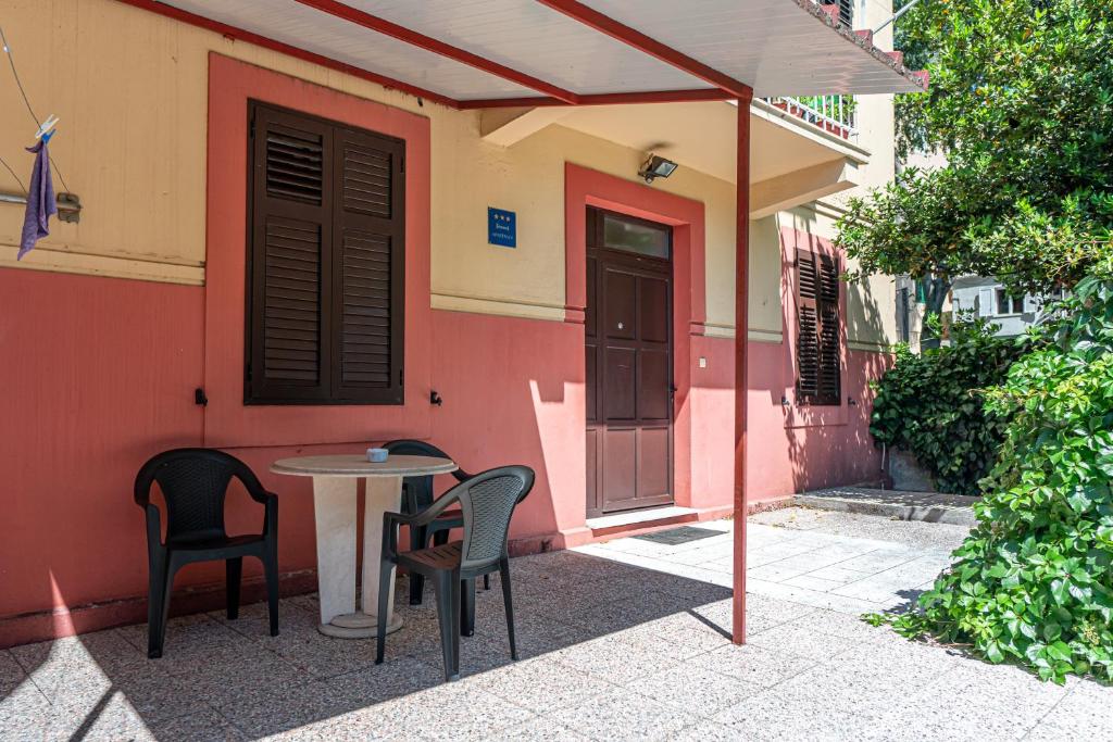 a table and chairs sitting outside of a building at Apartment Goge in Split