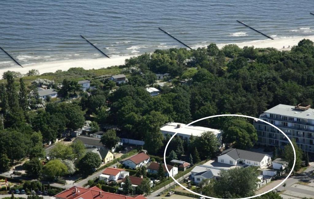 una vista aérea de un barrio con un edificio y el océano en Ferienwohnungen Störtebeker, en Zempin