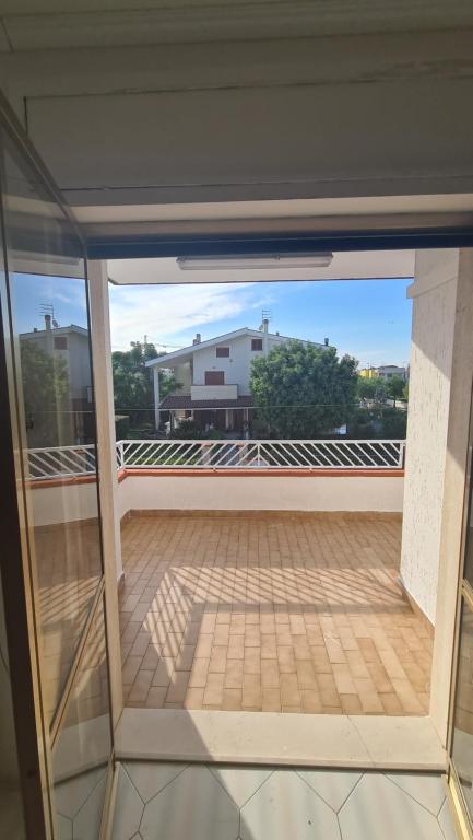 un balcón vacío con vistas a un edificio en Apartments happy family 1 en Ginosa Marina