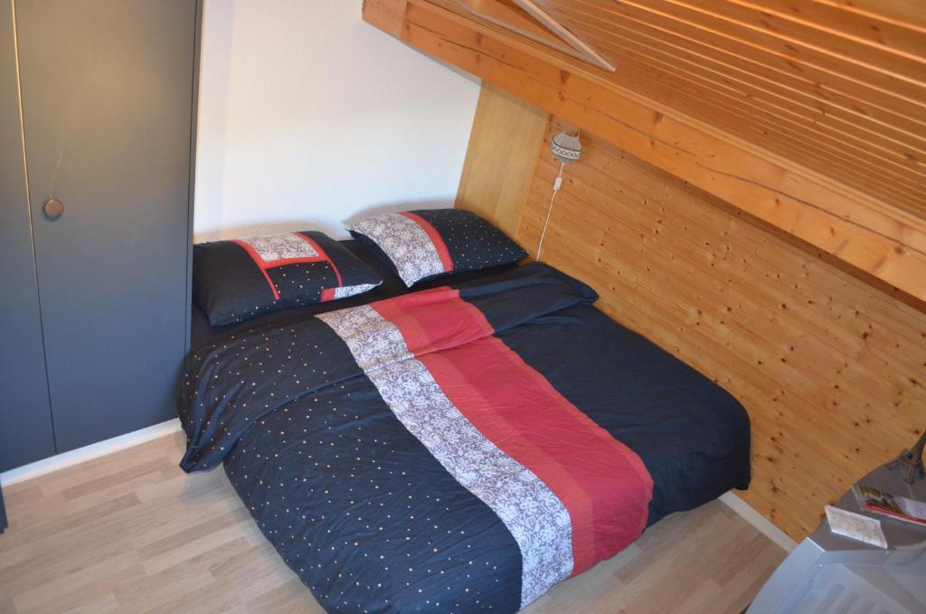a bed in the corner of a room at Logement chez l'habitant étage indépendant in Grône