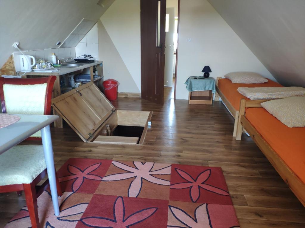 Habitación con 2 camas y alfombra en el suelo en Pokoje i Apartamenty u Anny en Mikołajki