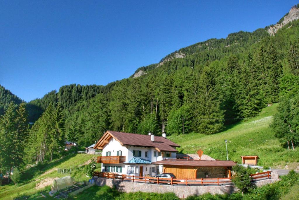 ein Haus inmitten eines Berges in der Unterkunft App. Cesa Vedla in St. Ulrich in Gröden
