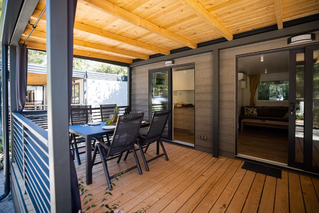Balkón nebo terasa v ubytování Mobile Homes & Bungalows Ljutić